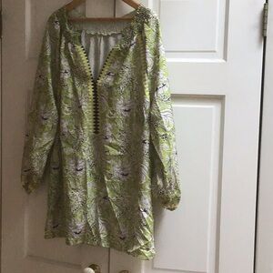 Beautiful, beautiful, kiwi green tunic with white and navy design.
